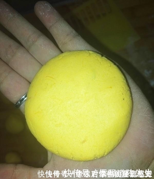 南瓜饼这么做，吃了一个还想吃一个，又香又糯