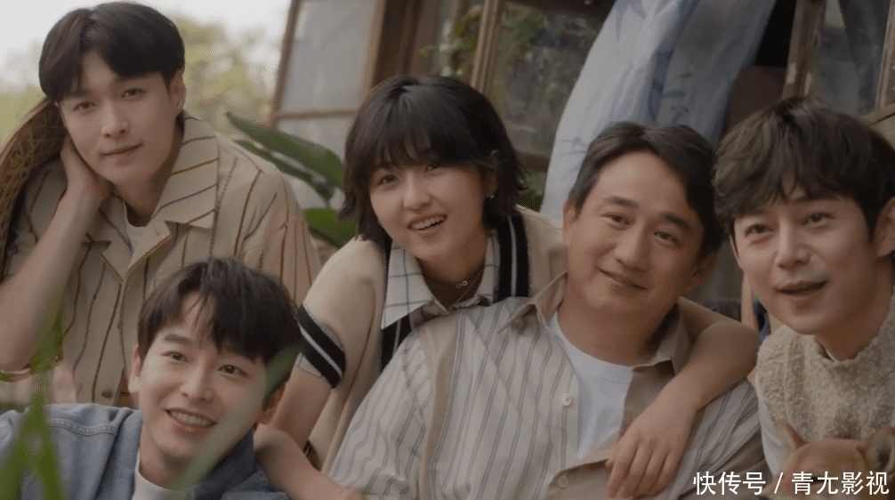 《向往5》官宣海报，我却只关注站在C位的成员，团宠是谁不言而喻