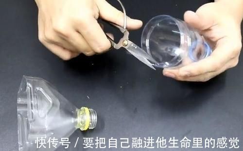 两个塑料瓶对半剪开,放在厨房有大妙用,全家人都抢着用!