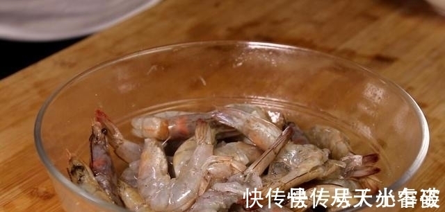 虾皮虾|炸大虾，有人用面粉有人直接炸？都不对！教你正确做法，酥脆解馋