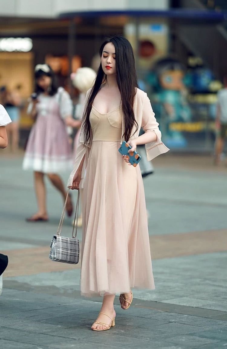 街拍:美女穿着凉快又时尚,将华丽丽的大长腿展现的淋漓尽致