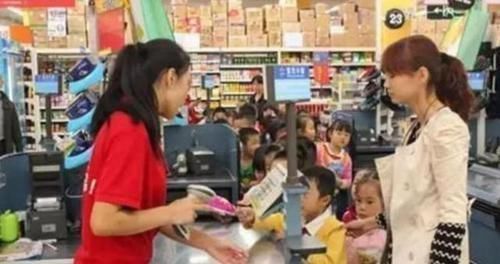 工作人员|4岁儿子把零食放口袋忘付钱,超市让10倍赔偿,妈妈的话让人称赞