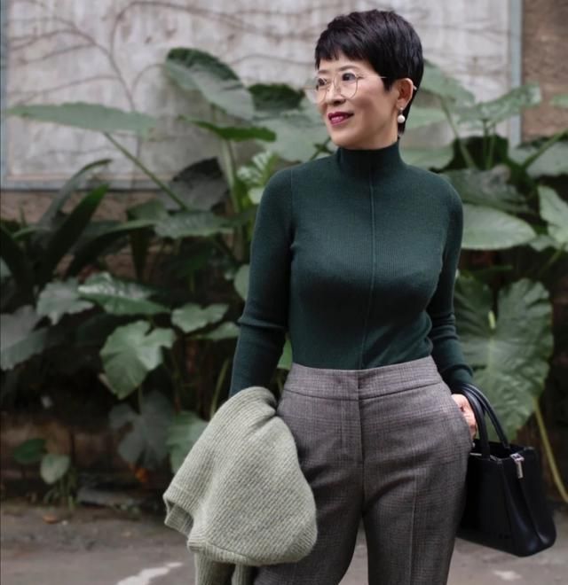 针织开衫 六十岁更要摆脱大妈感,学学她的减龄搭配术,穿出优雅的时髦范