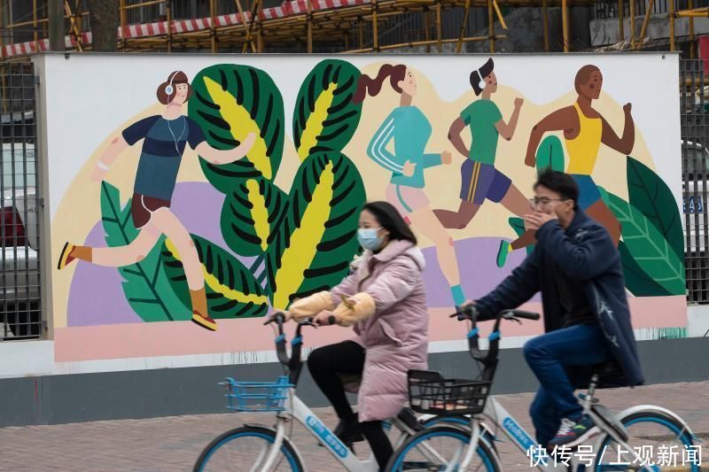 包围|30余幅彩绘绵延600多米,上海徐汇一老小区被涂鸦“包围”……