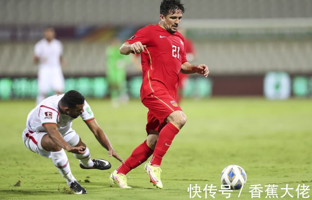 国足|独赞1人+主动找归化交流!李铁现可喜变化,博主:中澳战国足有戏