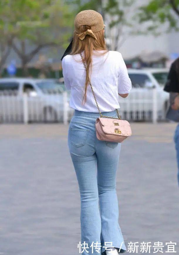 牛仔喇叭裤搭配白色T恤,造型从众多短裤穿搭当中脱颖而出