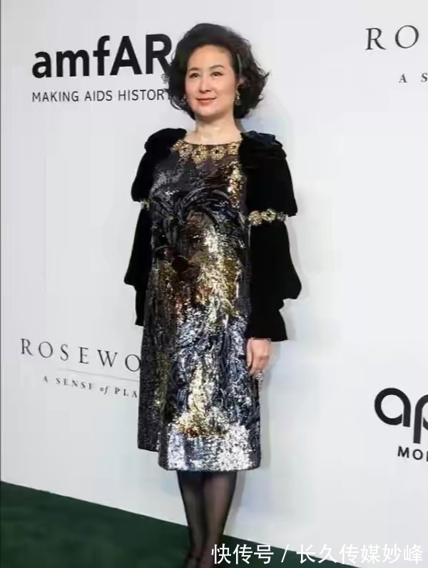 两鬓斑白瘦太多,中分贴耳发型太显男相