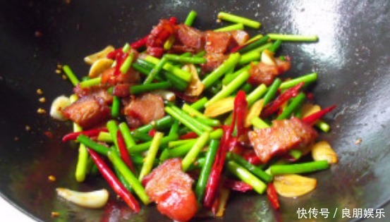 炒蒜苔时,切好了别直接炒!30年大厨教你一招,蒜苔青翠还入味儿