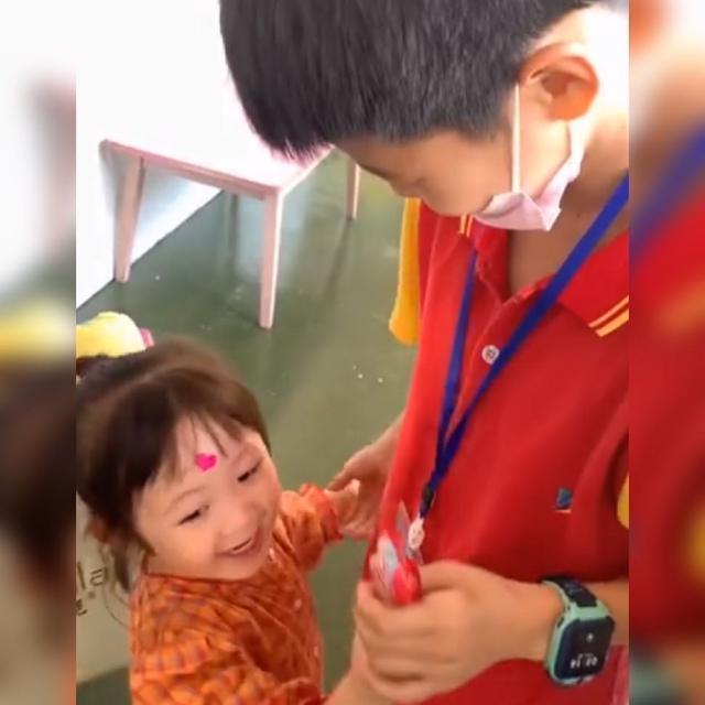 哥哥|哥哥暖心接妹妹放学,主动帮妹妹背书包火了,网友也太羡慕了