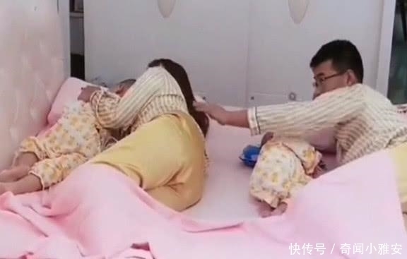 爸爸|以为小宝宝睡着了,爸爸想搂着妈妈,结果差点没被兔崽子气死!