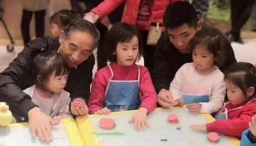 打脸|“爸爸,明天老师让带10000粒米”,宝爸质问老师,却遭当场打脸