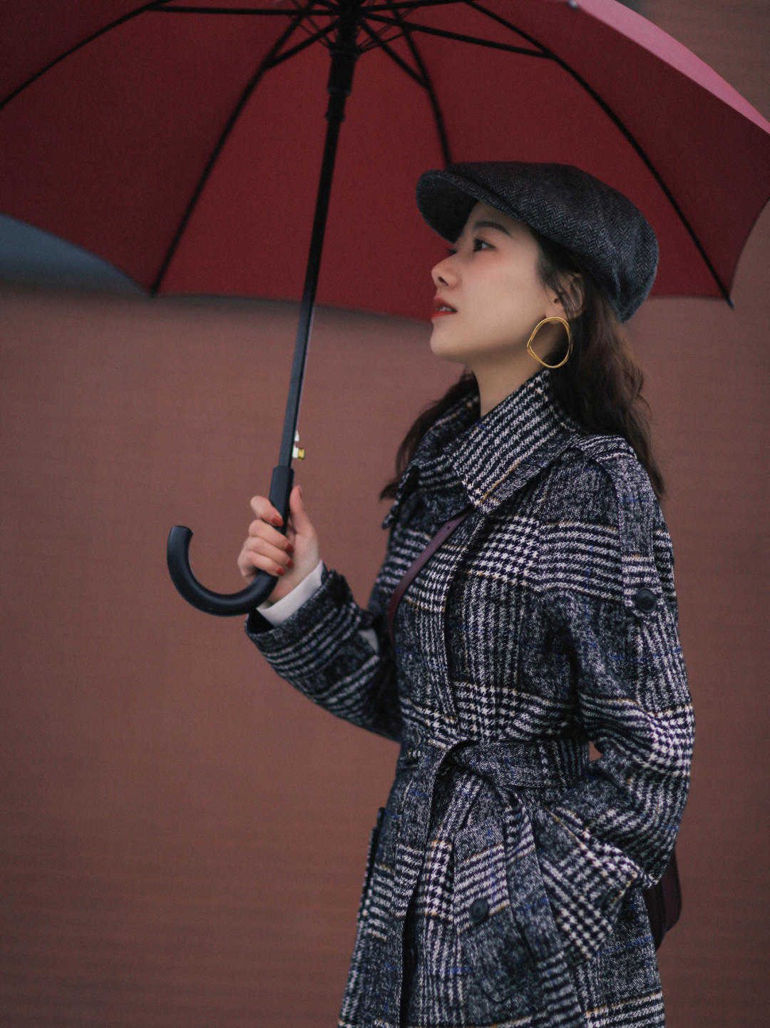 格子 秋冬季节“大衣”怎么穿?搭配针织衫和半身裙优雅大气,高级时髦