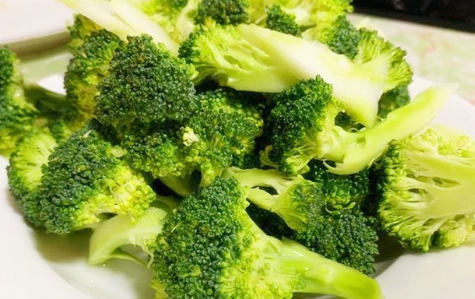 西兰花|炒西兰花,有人焯水、有人直接炒,都不对!教你正确做法,太香了