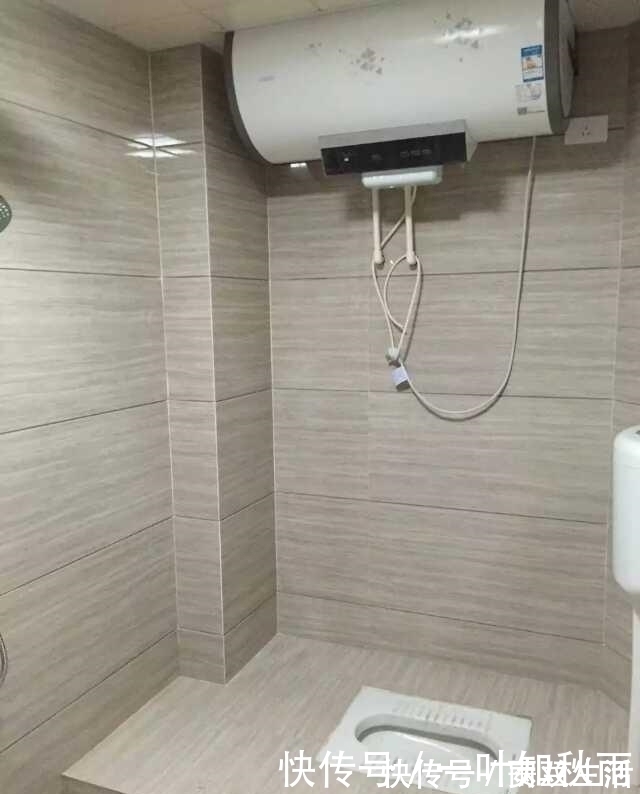 热水器|头一次见卫生间热水器不挂墙上,这样放太聪明了,好看又不占地