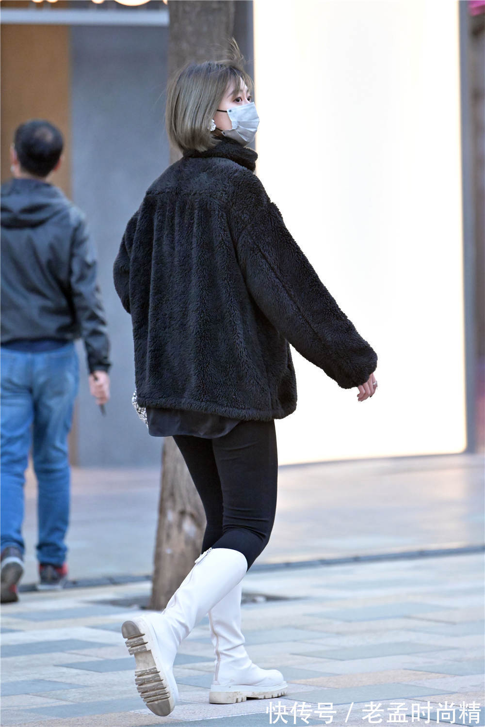 紧身裤 长靴要搭配出保暖感觉,还是要和紧身裤组合,显身材,还很酷