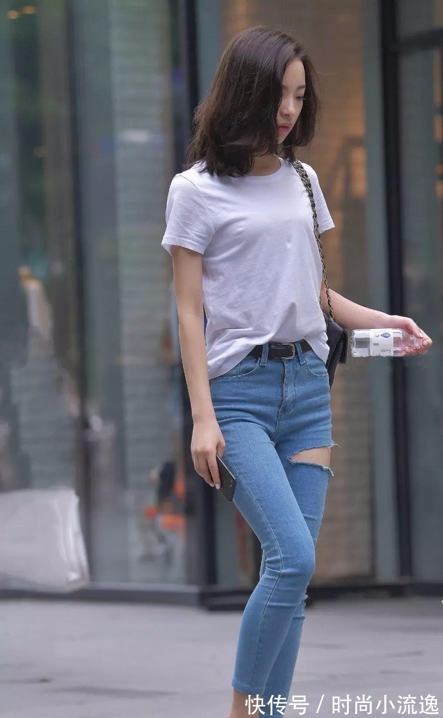 减龄 气质女孩的简单穿搭，短袖T恤+牛仔裤，大方减龄又不会烂大街