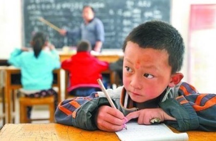 阅卷老师#大学生写字火了,全文没有一笔是弯的,阅卷老师:比生娃还折磨