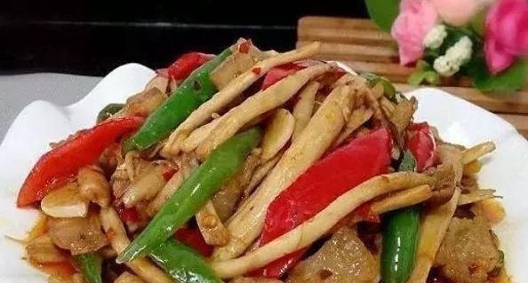 美食精选：野山椒炒鸡胗，酱香茶树菇，芫爆肉丝，酸辣脆猪皮做法