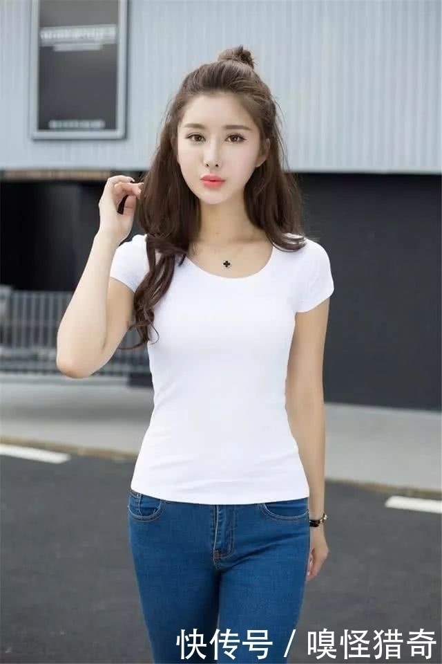 街拍美女:时尚美妇一件简约的白色背心,搭配牛仔裤穿出了少女感