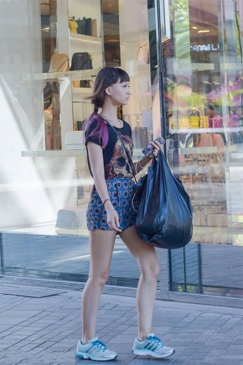 路人街拍,牛仔热裤搭配简洁的短袖,清清爽爽的还显腿长