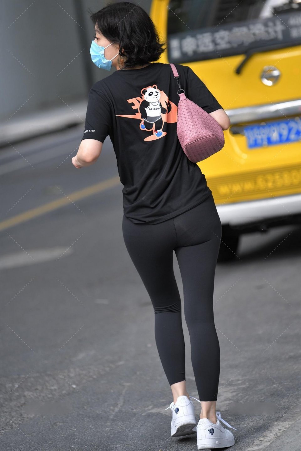 黑色短袖|美女街拍:这样的美女如果想要秋天的第一杯奶茶,别说1杯,10杯都会去买!