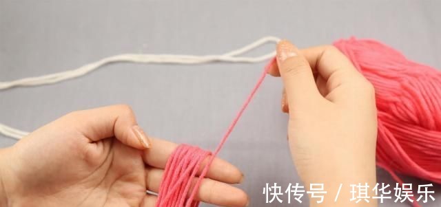 没用的旧毛线不要扔,缠在手上剪一刀,朋友看了都问我在哪里买的