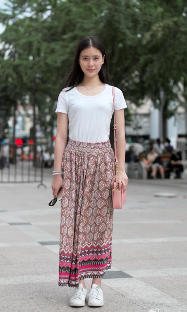 街拍:穿搭这么时尚的一位美女,无论身材长相都是一流,非常吸睛