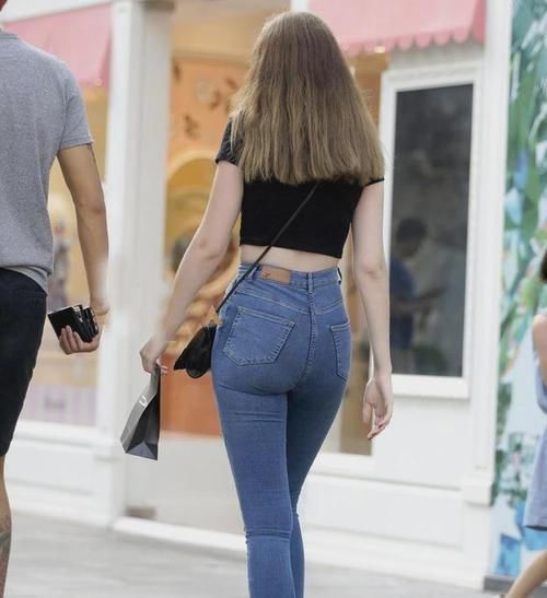 街拍 牛仔裤秀出长腿小妖精的时髦范,微胖身材才是极品,轻松穿出身材