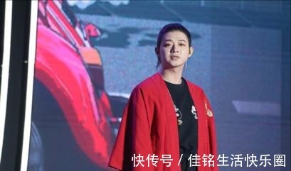 中国红@最美不过“中国红”，霍尊国风外套显气势，真是“国风美男子”！