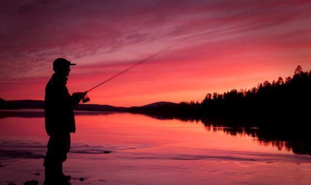 用活饵“路亚”鲫鱼，爆连大板鲫却引争议，这算什么新钓法？