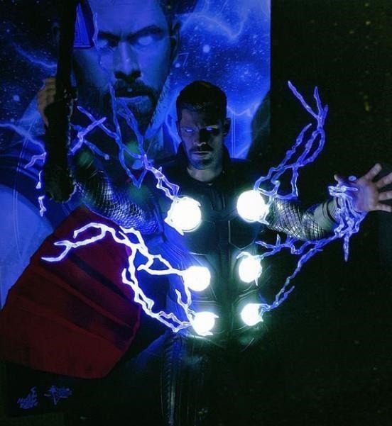 火箭浣熊|小伙晒雷神手办,雷霆万钧特效炸裂,关上灯后网友多钱买的