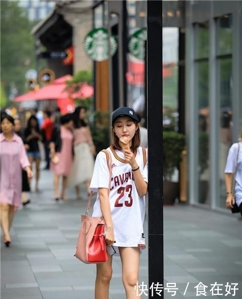 纯洁|街拍:淡雅脱俗纯洁的美女,搭配有致清纯甜美的气质迷人!