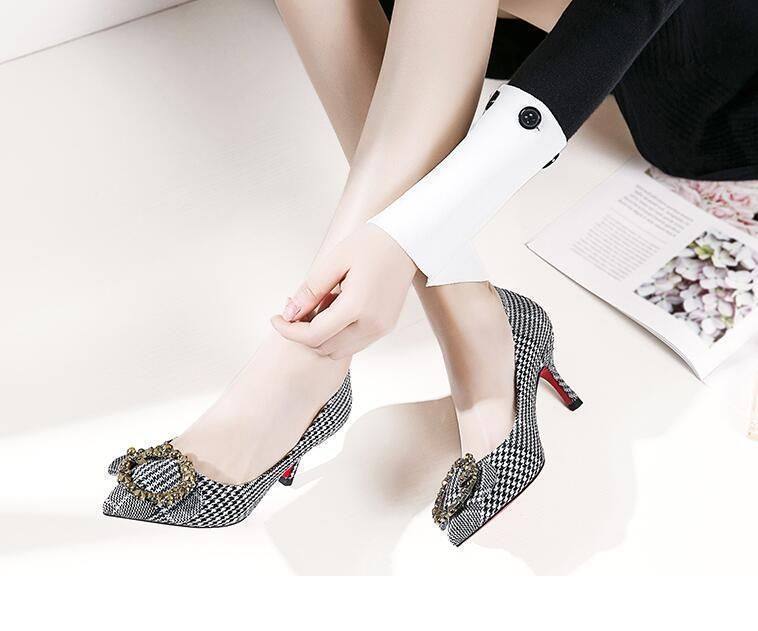 尖头搭配韵味的高跟鞋，时髦有亮点显脚瘦