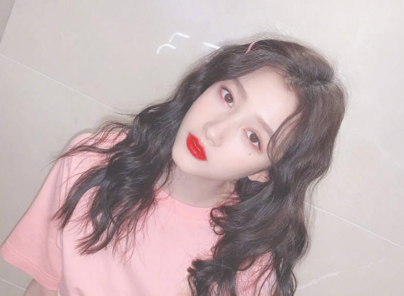 关晓彤演唱会唱跳实力惊艳，大长腿太吸睛，“腰精”实锤了