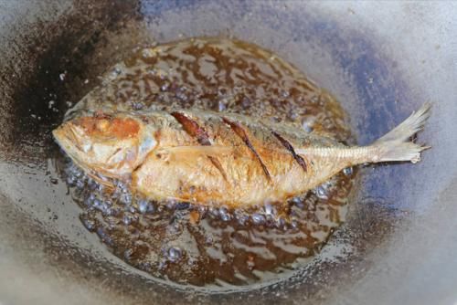 煎鱼，原来不能直接下锅，牢记2个窍门，不破皮不粘锅，也不溅油
