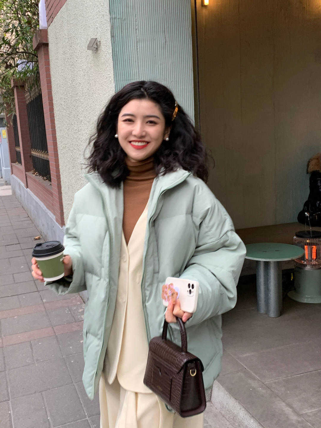 米黄色|别再说冬季单品穿不出减龄效果了!码住这四套造型,唯美又有气质