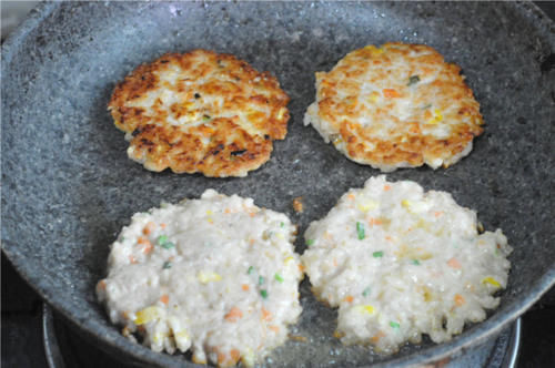 做成好吃的早餐饼,荤素搭配,糯米含有蛋白质,用筷子能挑起就可以了