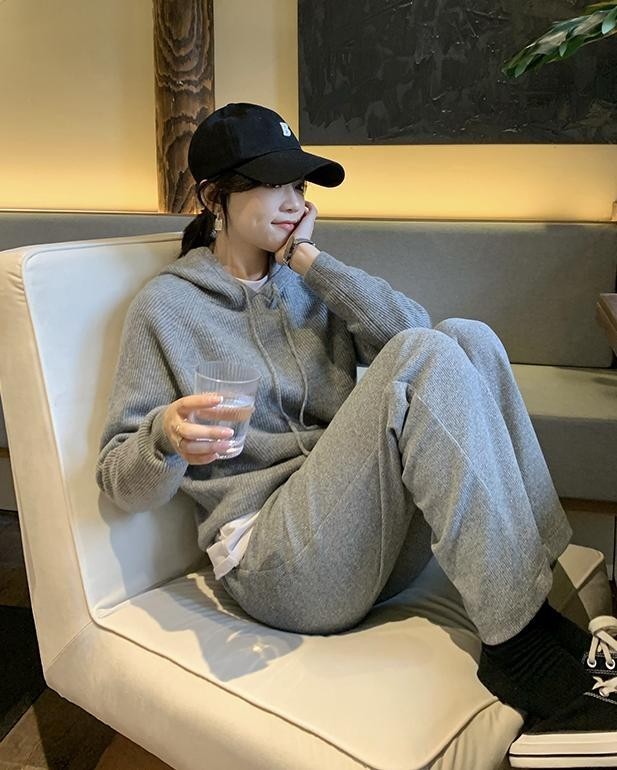 包臀裙|现在还在留恋针织衫?尝试一下时髦的“羊绒衫”搭配,好看还保暖