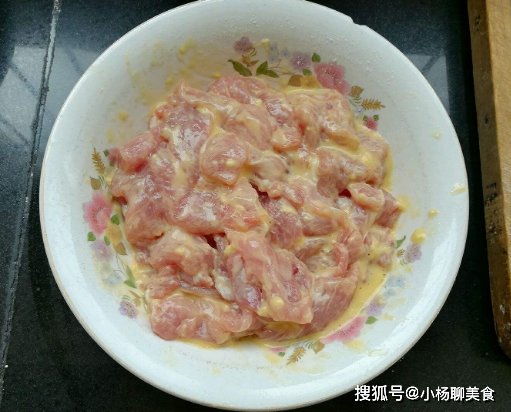 30年经验的婆婆：炸酥肉调面糊时，这3种料不能少，酥肉更香酥