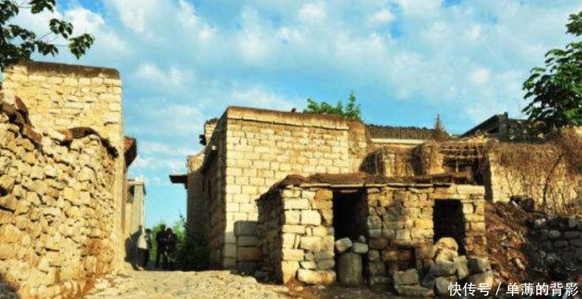 华灯|河北小村口一座古建筑,不准周围树木长超过它,否则超出部分枯枝!