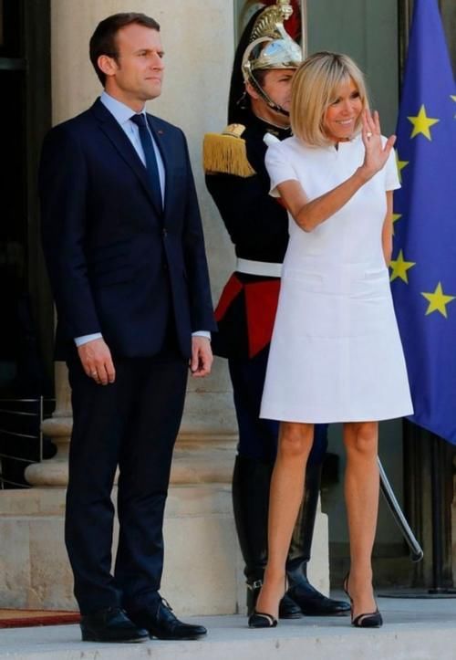 法国夫人穿衣年轻！西装搭运动鞋太时髦，小25岁老公牵手抿嘴笑