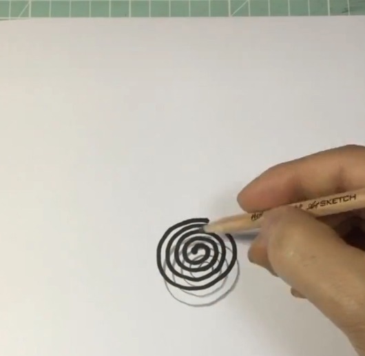 美术生画@美术生画3D蚊香作品,成画后真假难辨,网友:居然能点燃?