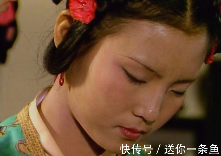 麝月$怡红院的一个小丫鬟,曾想尽办法笼络宝玉,结果被赶出去配人