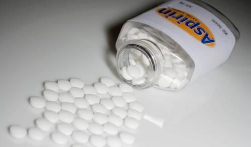 老花匠：用这3样泡水浇花，养根很管用！