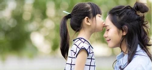 小孩|女儿抬脚给爸爸闻,宝爸立刻假装被熏倒,宝宝之后的举动笑翻网友