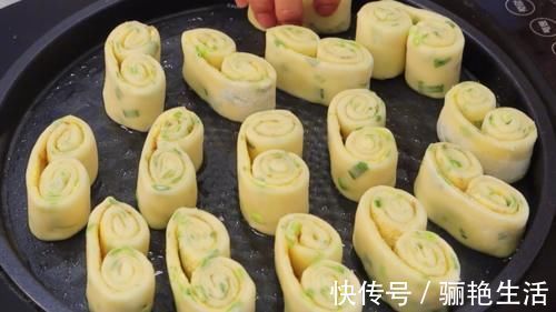 面团|面粉不要蒸馒头了，加一把小葱进去，一次做18个，家人都爱吃