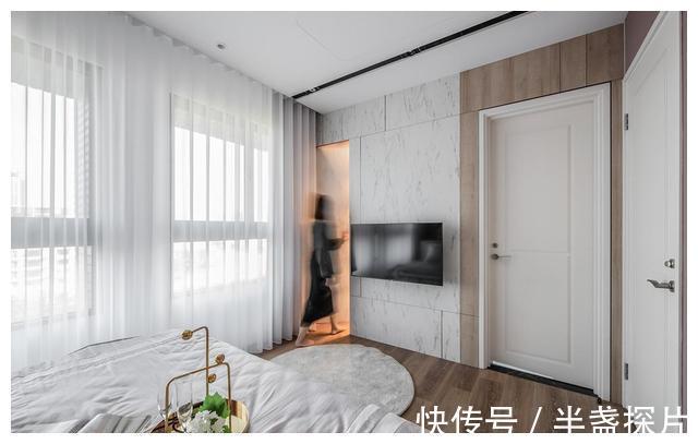 电视背景墙|入户见厅没有独立玄关？看看这家的设计，效果实用又轻盈通透！