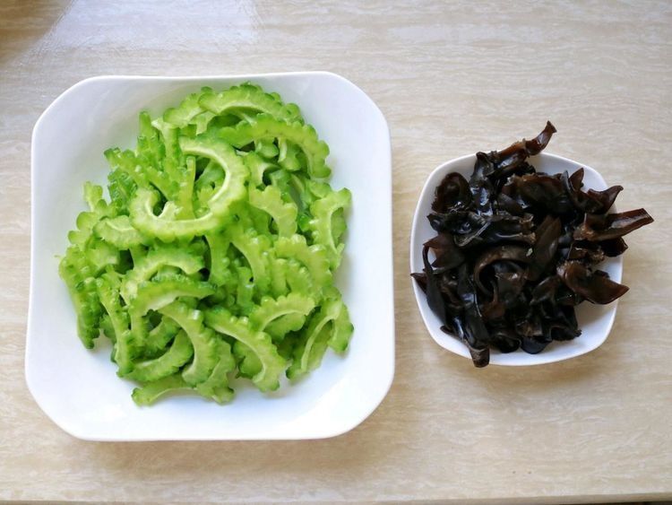 苦瓜此做法,清新可口还不苦,爽口还解腻,孩子都说好吃