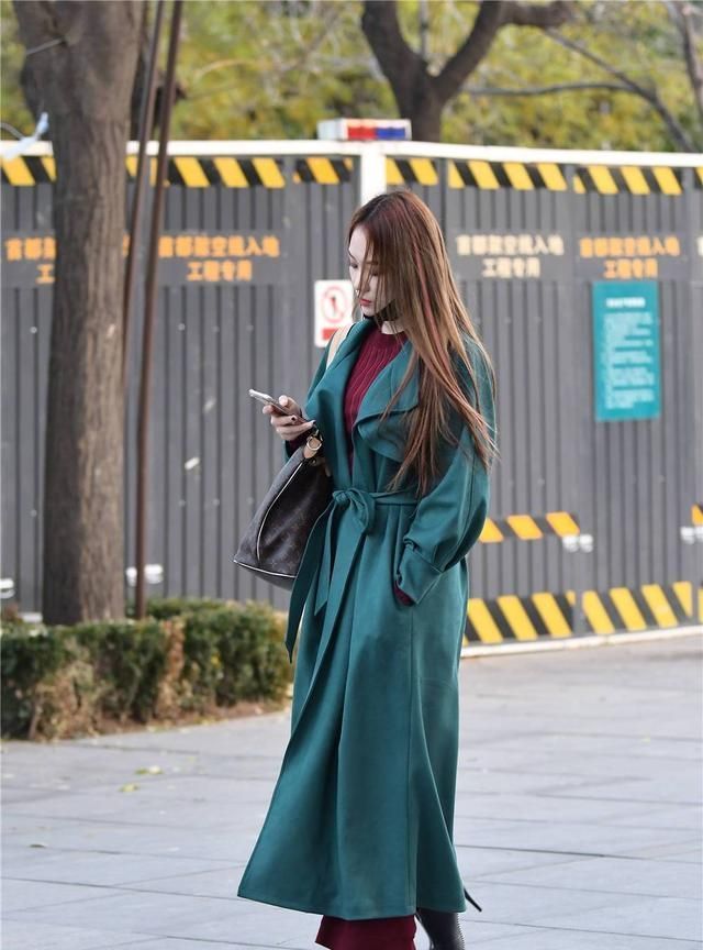 高跟鞋 冬季搭配深绿色大衣,里面搭配暗红色,红配绿还真不一样