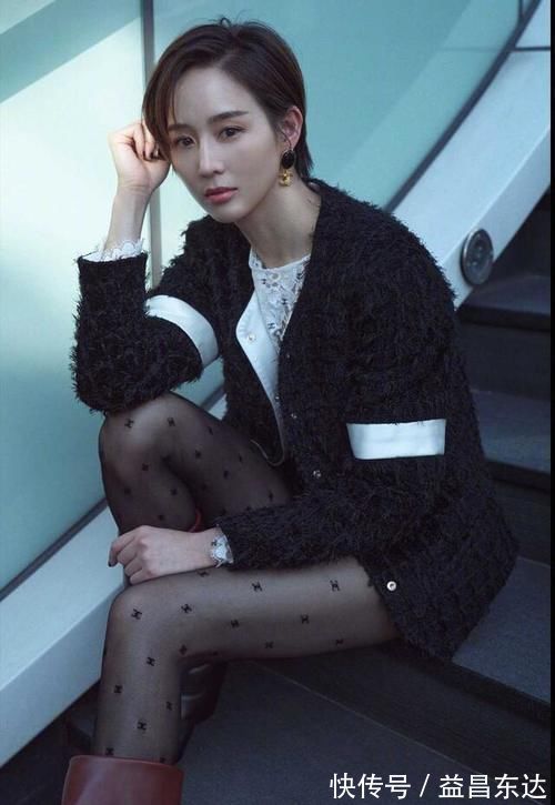 造型|姐姐黑丝造型太惊艳,配小香风外套+短裤,短发仍然是万人迷